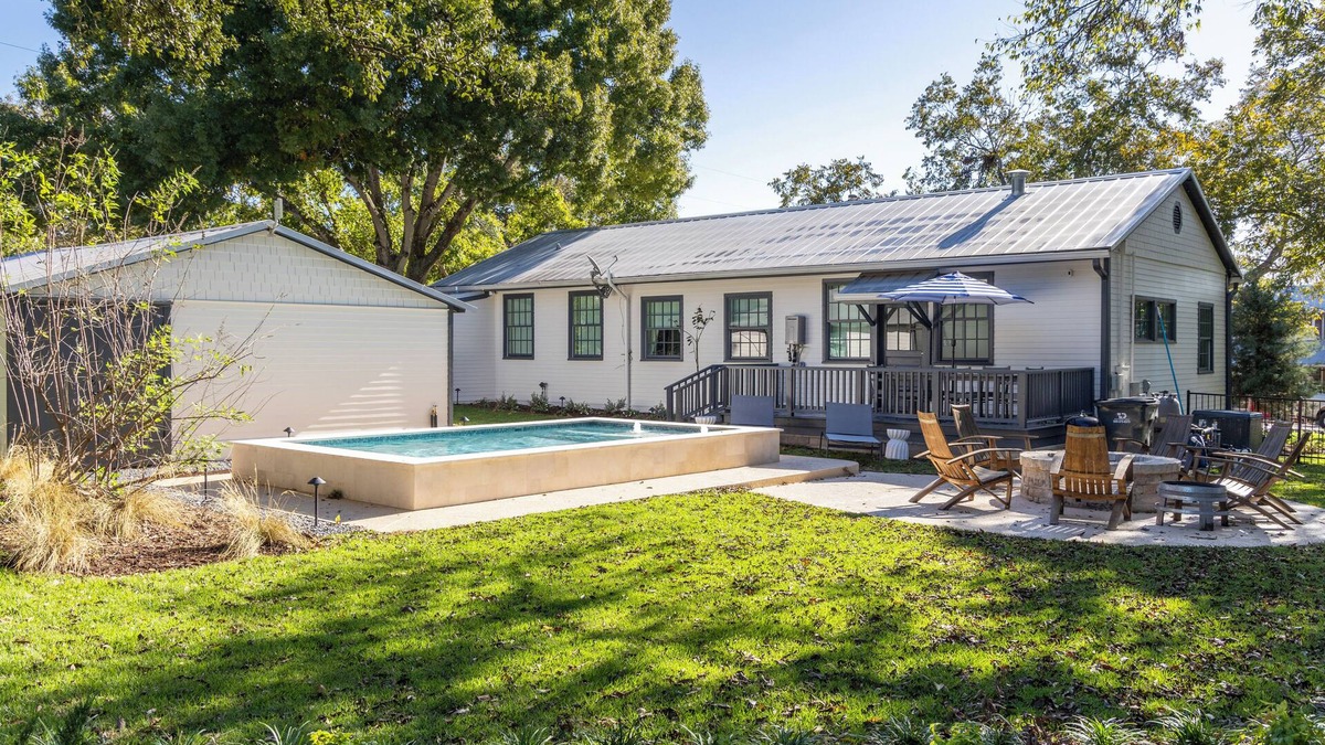 Round Top House | Walk to Round Top's best food, bars, and shops! Relax by the pool & fire pit. Kobza Cottage
