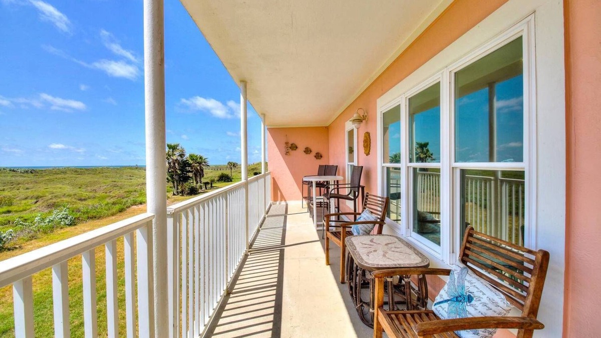 Sand Point Condo | Walk to Sandfest, Shared Pool, Boardwalk to the Beach