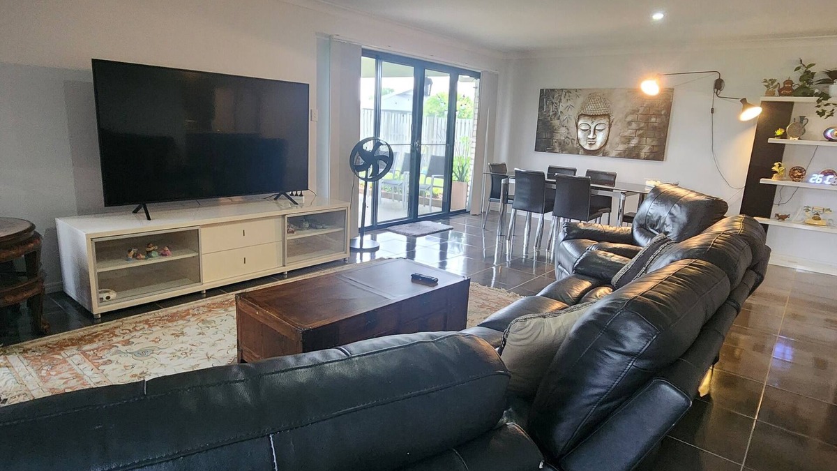 Upper Coomera House | Walk to shops and restaurants, with theme parks at your doorstep!