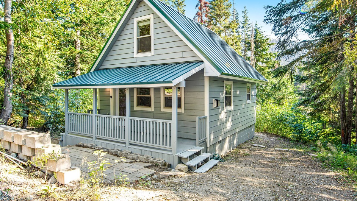 Snoqualmie Pass House | Walk to ski lift, contemporary cabin near mountain lakes - dog-friendly