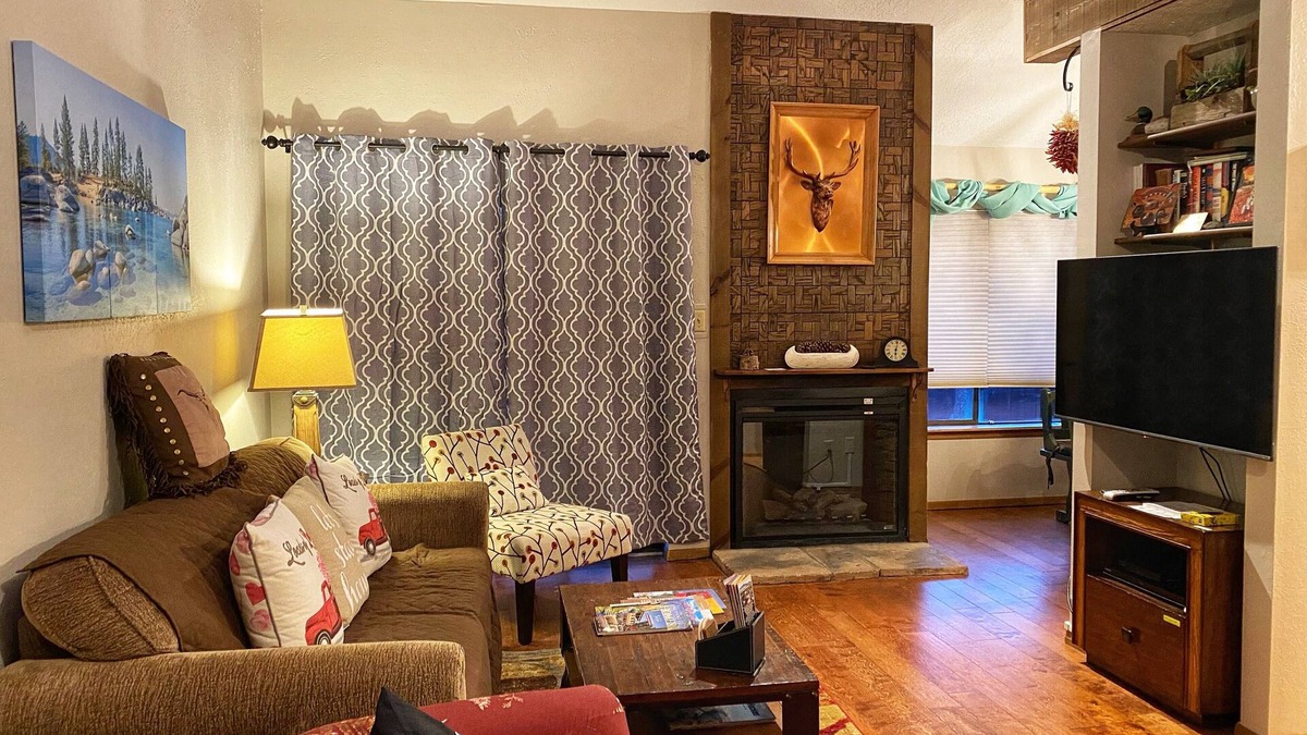 Angel Fire Condo | Walk To Ski Lifts! W/D, WiFi, Kitchen, Skylights
