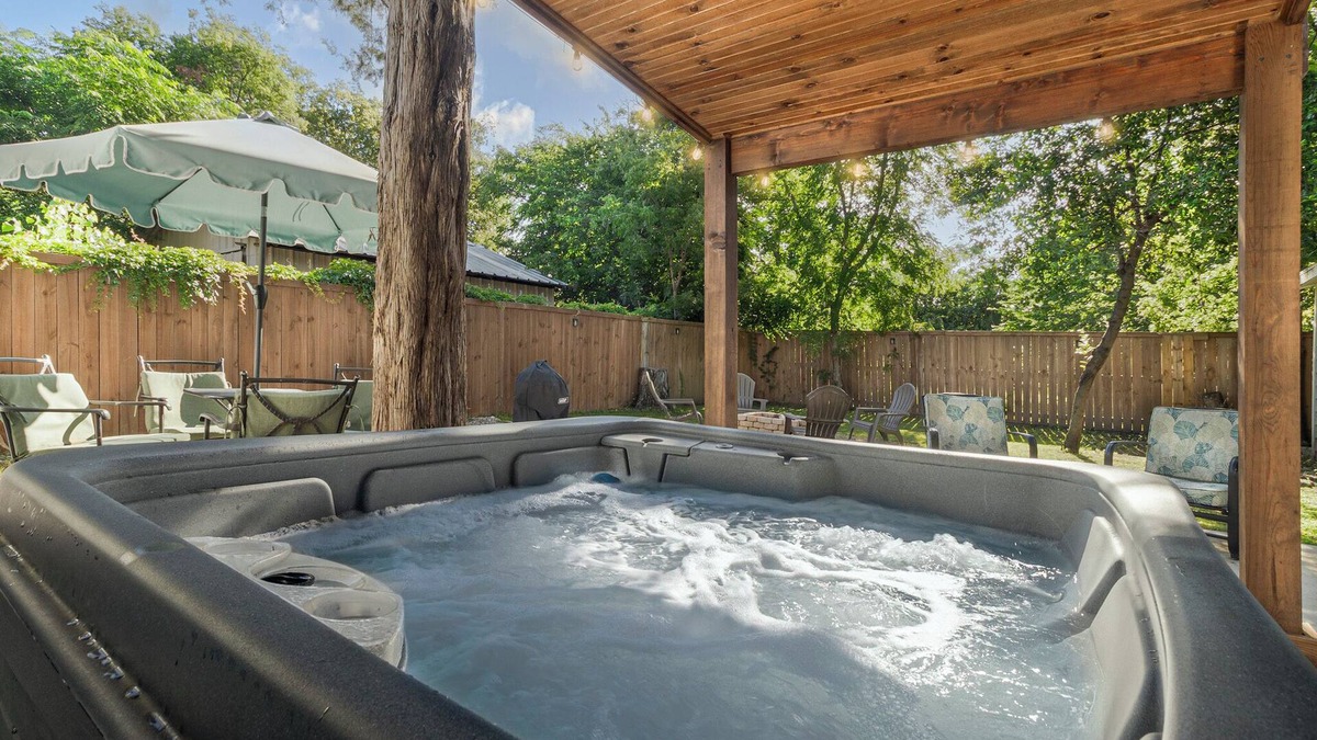 Central Arlington House | Walk to Stadium*Hot Tub*Secured Parking*Ping Pong