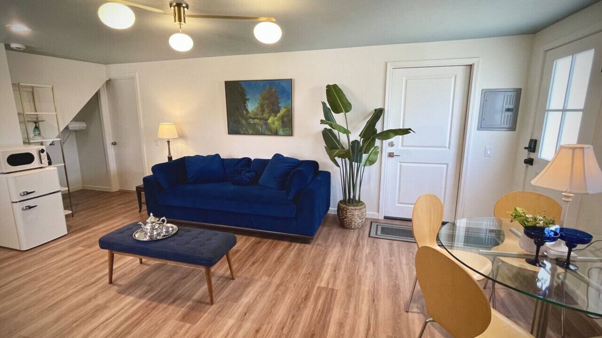 Cal Young House | Walk to stadium & mall from Guesthouse, newly renovated