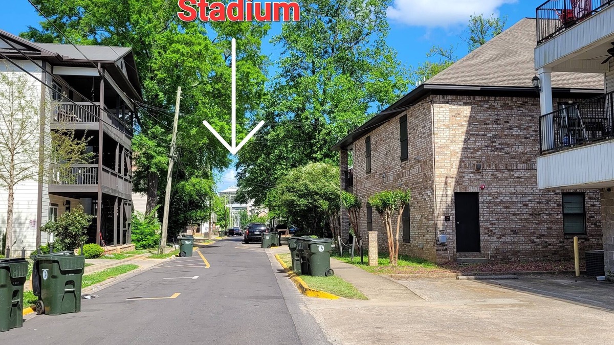 Tuscaloosa Condo | Walk to Stadium/Strip/Downtown! 2 bd/2 bath, Off-street parking!