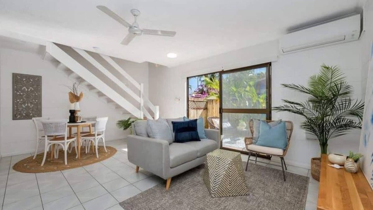 North Ward Apartment | Walk to Strand sleeps 4 - 2 Bedroom 1.5 Bathroom -
