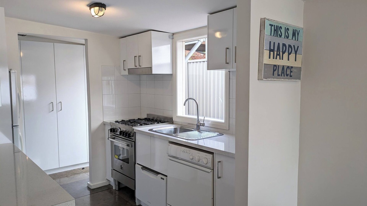 Ballarat East House | Walk to supermarket with Self-Check-In & Parking