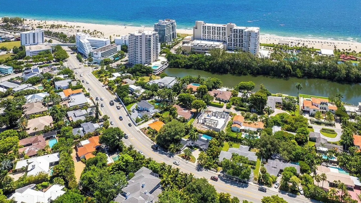 Harbor Beach House | Walk to the Beach - 5 bedrooms - Heated Pool - Prime Location close to Las Olas!
