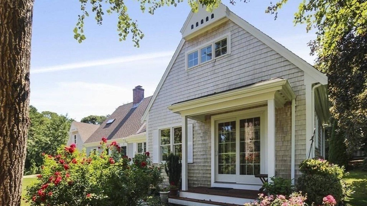South Orleans Condo | Walk to the beach at Little Pleasant Bay from this newly decorated cottage!