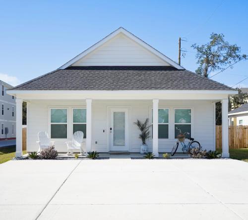 Biloxi House | Walk to the beach Comes with two bikes