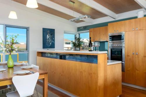 Hayborough House | Walk to the beach - Family friendly - Wifi - The Tall House