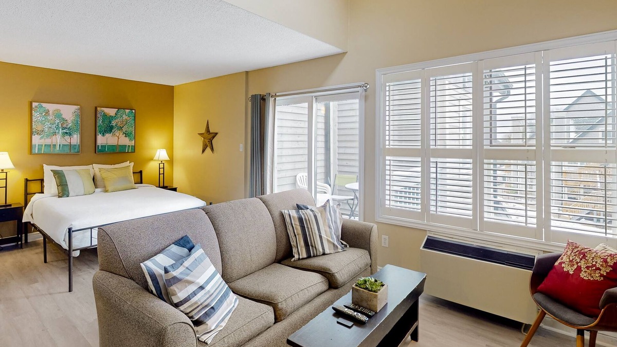 Craigleith Apartment | Walk to the chair lift Lofty condo w/shared pool & tennis - dogs OK