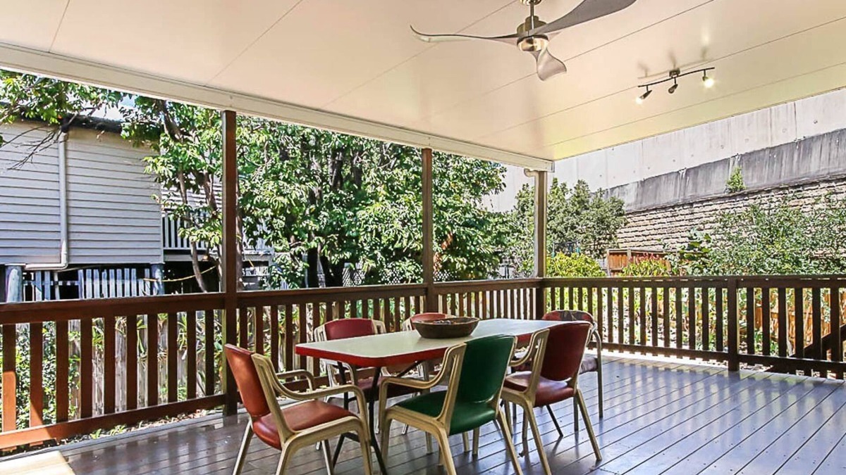 Woolloongabba Cottage | Walk to the Charming Character Home