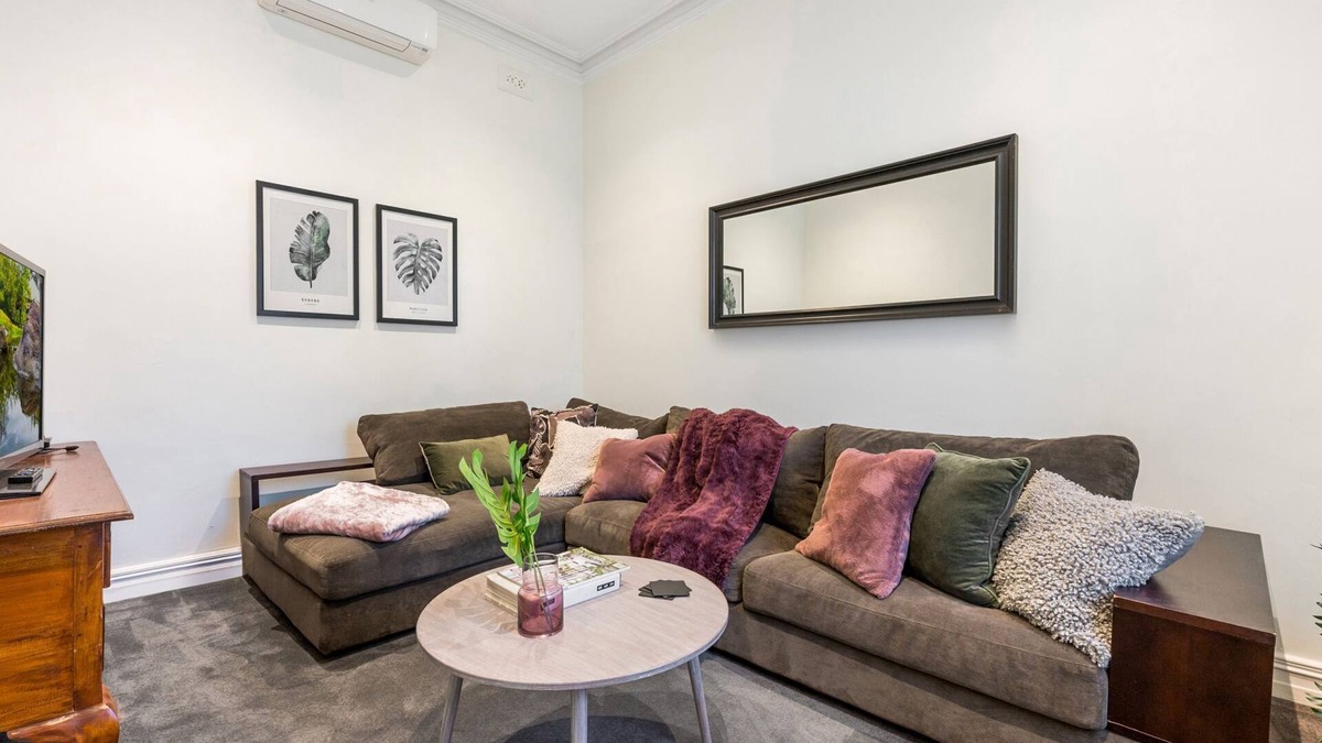 Richmond House | Walk to the MCG AAMI Park - Free Late Checkout Great Location & Backyard