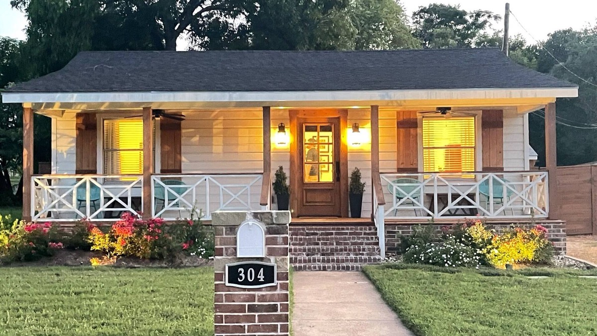 Waco House | Walk to the River or Downtown. One block from Cameron Park. 1 Mile to Silos!