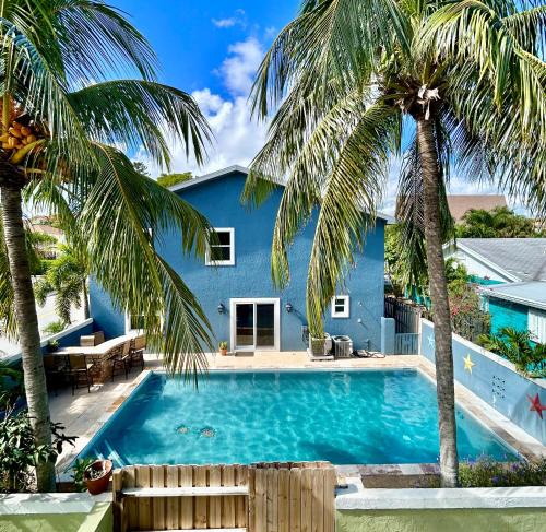 Lake Worth House | Walk to the water, chill in the pool & sauna