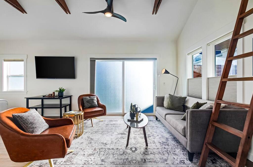 West End Apartment | Walk to the waterfront! The South Sound Suite