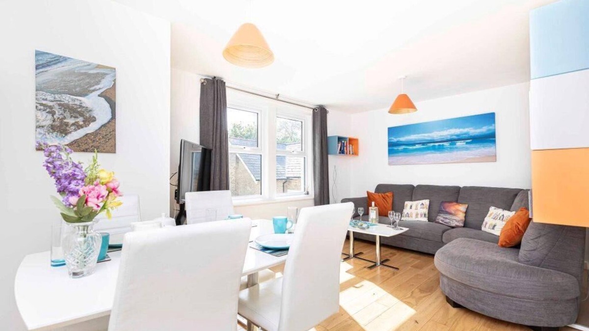 Bournemouth Apartment | WALK TO TOWN CENTRE and SANDY BEACHES with USE OF BEACH HUT -FM6114