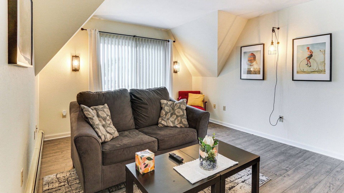 Historic Downtown Bedford Apartment | Walk to Town: Charming Unit w/Balcony in Bedford!