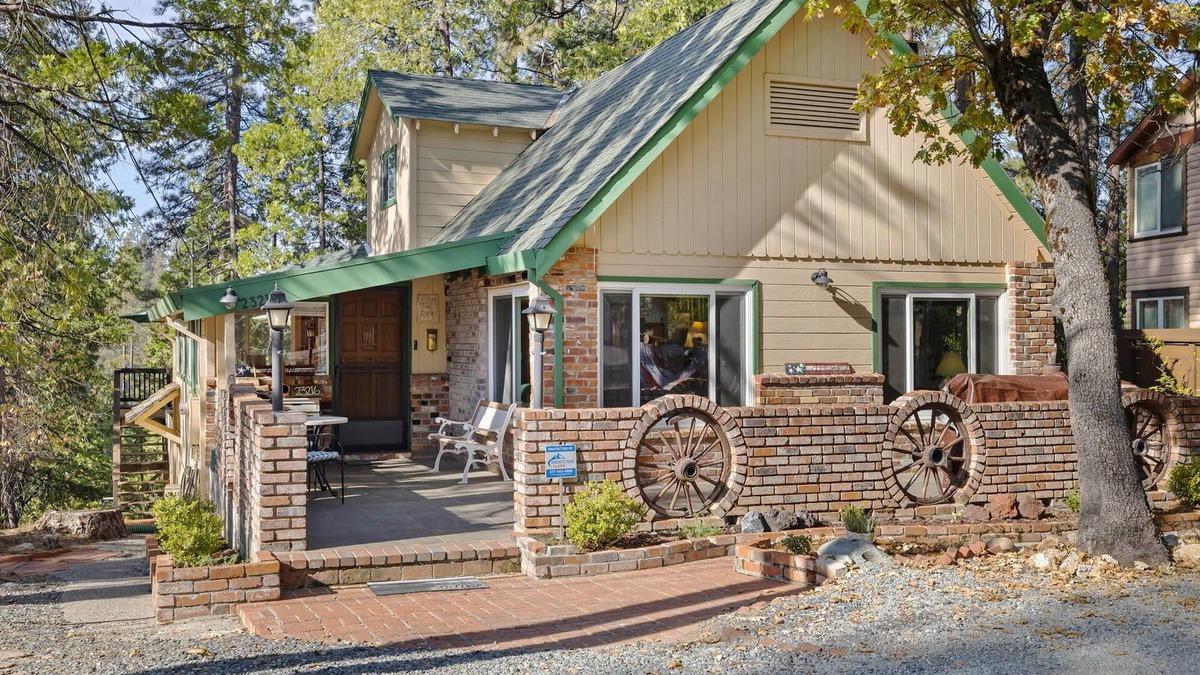 Twain Harte Cabin | Walk to town, Lake access, Pet Friendly, King bed, Patio mountain views