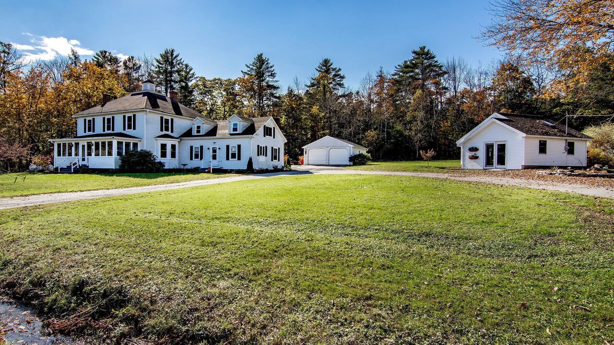 Blue Hill House | Walk to town of Blue Hill from this 4-bedroom/4 bath home on Parker Point Road!