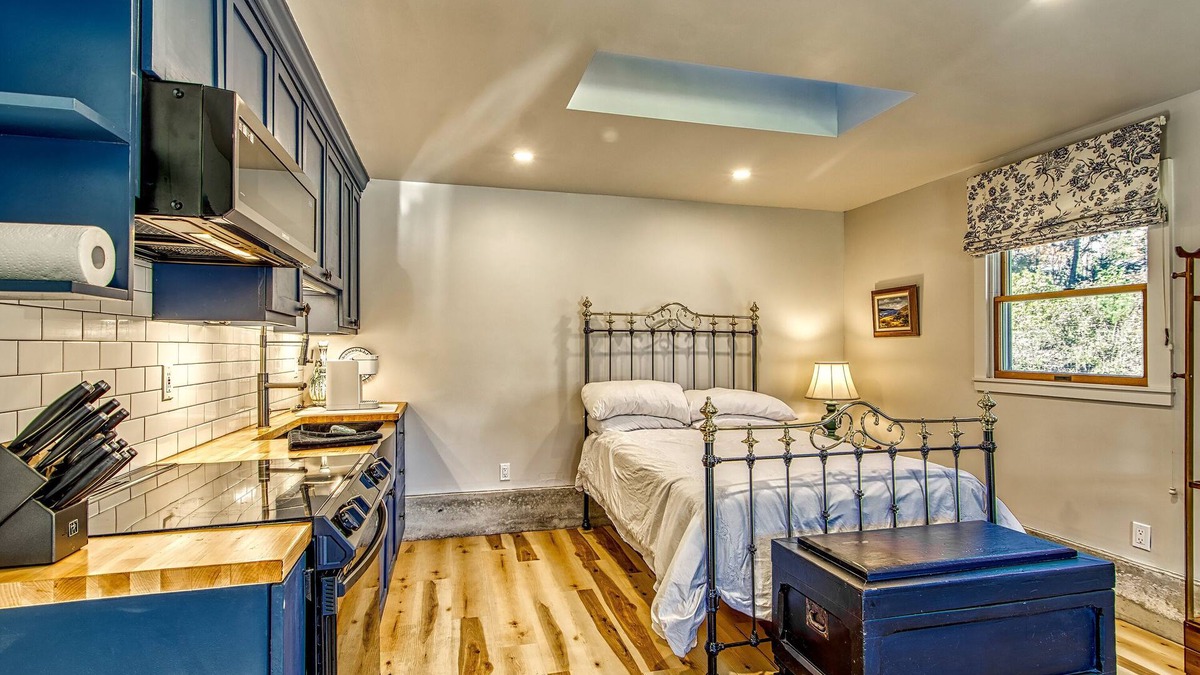 Blue Hill Cottage | Walk to town of Blue Hill from this efficiency cottage on Parker Point Road