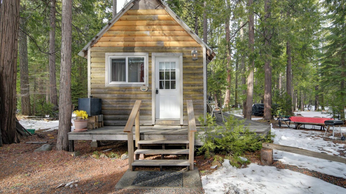 Butte Meadows Apartment | Walk to Trails & Butte Creek: Cozy Retreat w/Deck