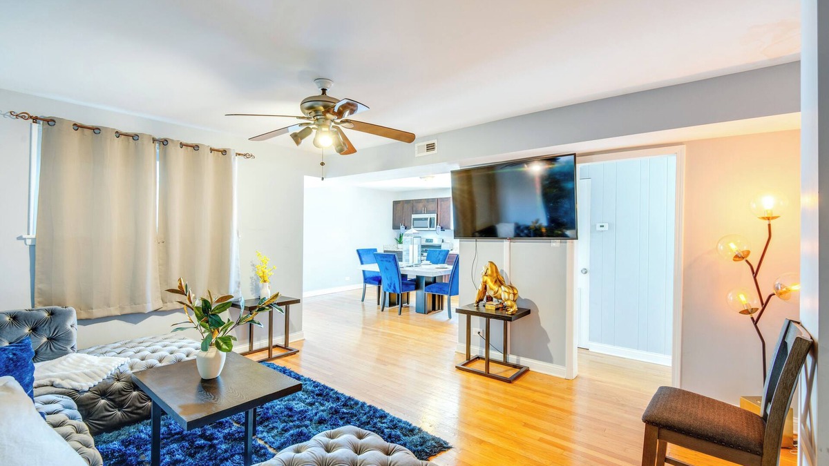 Ashburn Apartment | Walk to Train & Bus: Updated Chicago Apartment
