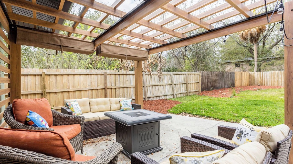 Gainesville House | WALK to UF. King Bed. POOL TABLE. 75” TV. FIRE TABLE. Outdoor Patio. CLEAN.