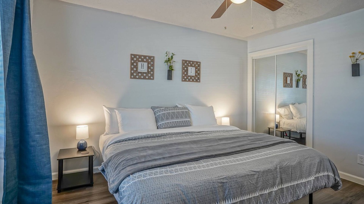 University Heights Apartment | Walk to UNM, 1bd/1ba, Clean!
