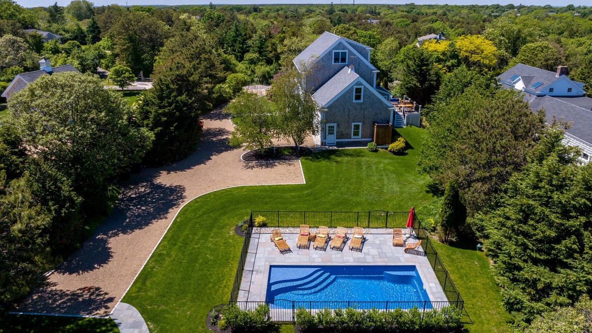 Katama House | WALK TO VILLAGE LOCATION, NEW POOL, FAMILY COMPOUND!