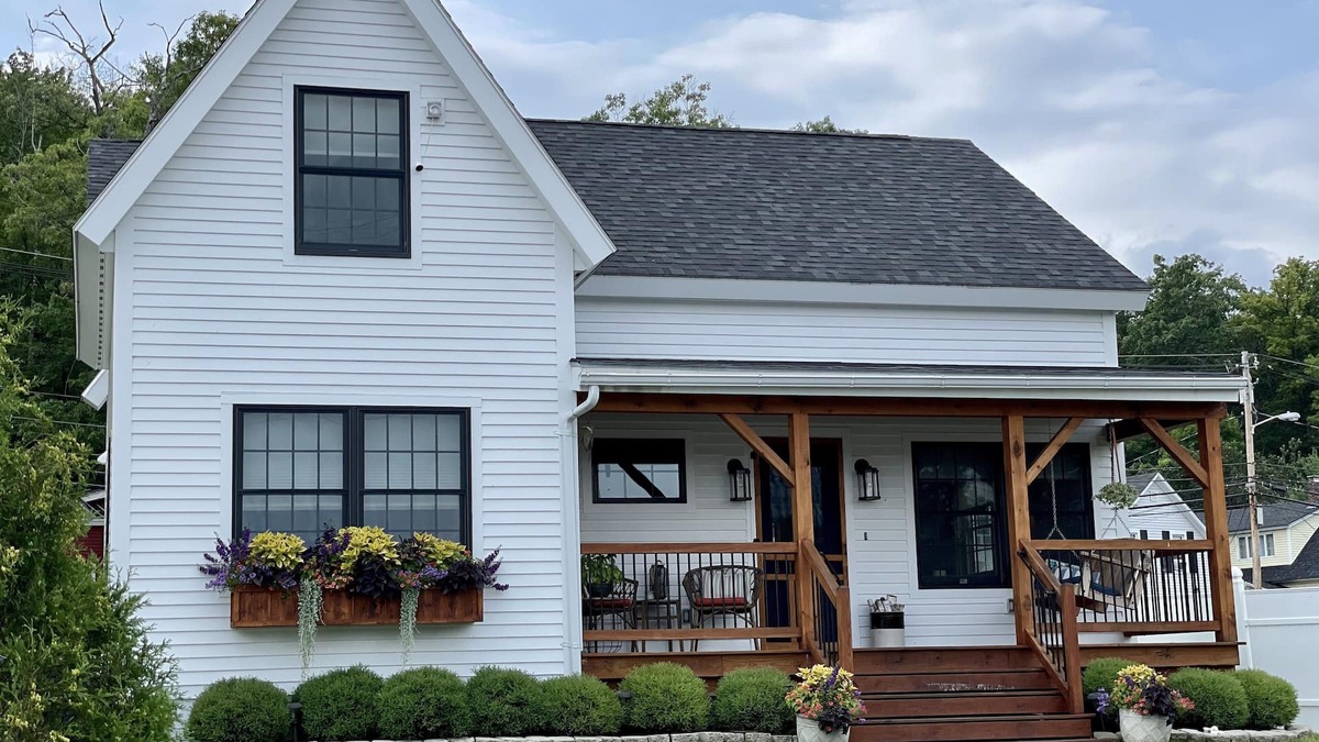 Meredith House | Walk to wedding venues, shops, dining, hiking, movies, ice cream & dog friendly.