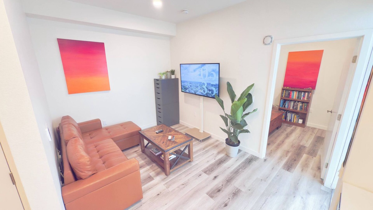 Hollywood Apartment | Walk to WeHo ✦ Heart of Hollywood