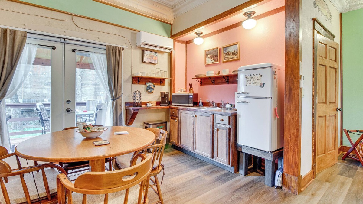 Cotter Apartment | Walk to White River: Cozy Studio, Driftys Hideaway