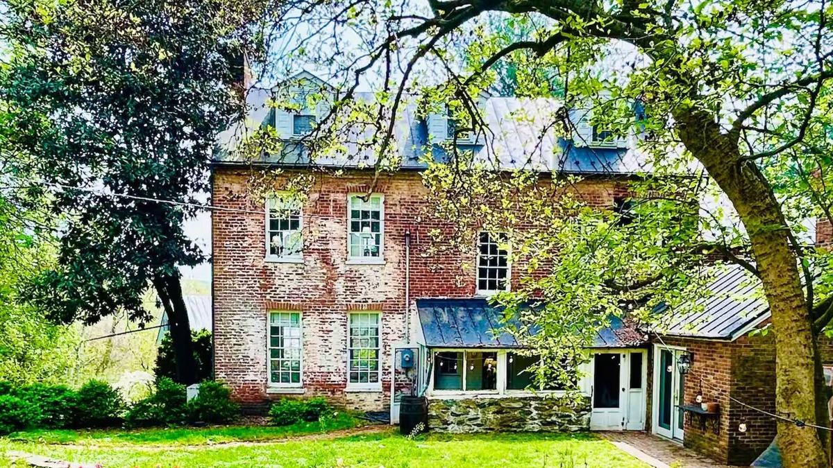 Waterford House | Walk to Wineries from Historic Village Estate