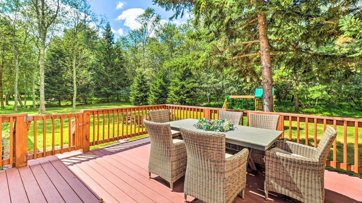 Albrightsville Cottage | Walk to Wolf Run Lake: Cottage w/Furnished Deck