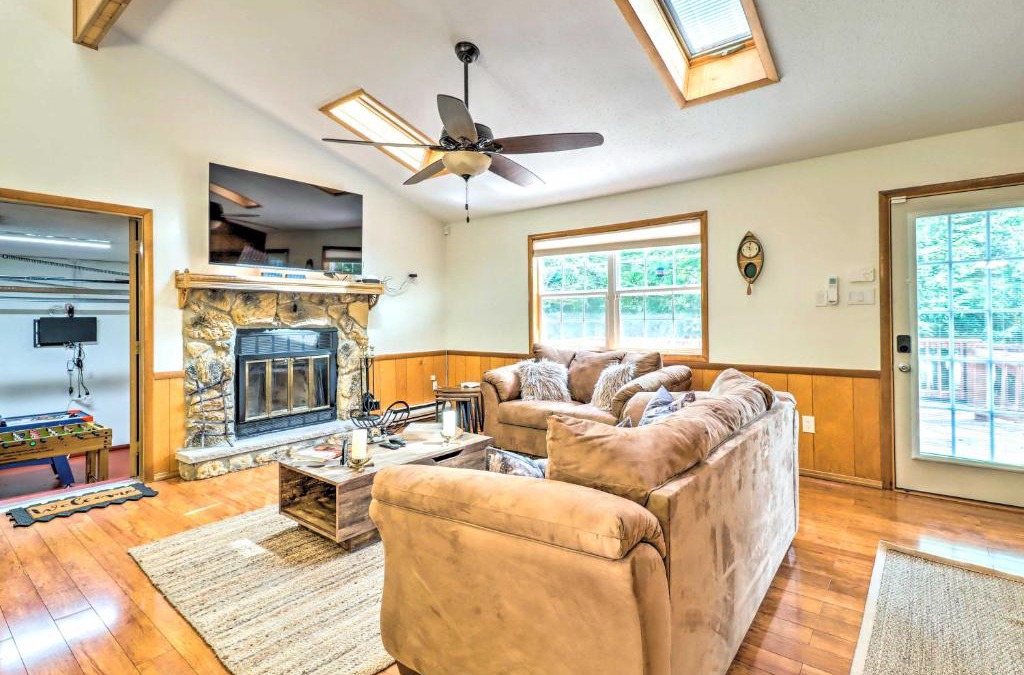 Albrightsville House | Walk to Wolf Run Lake Cottage with Furnished Deck