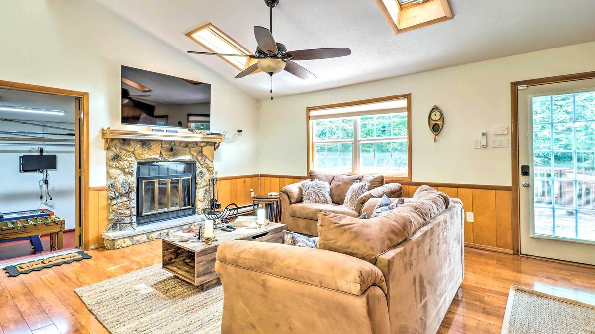 Albrightsville Cottage | Walk to Wolf Run Lake: Cottage w/Furnished Deck