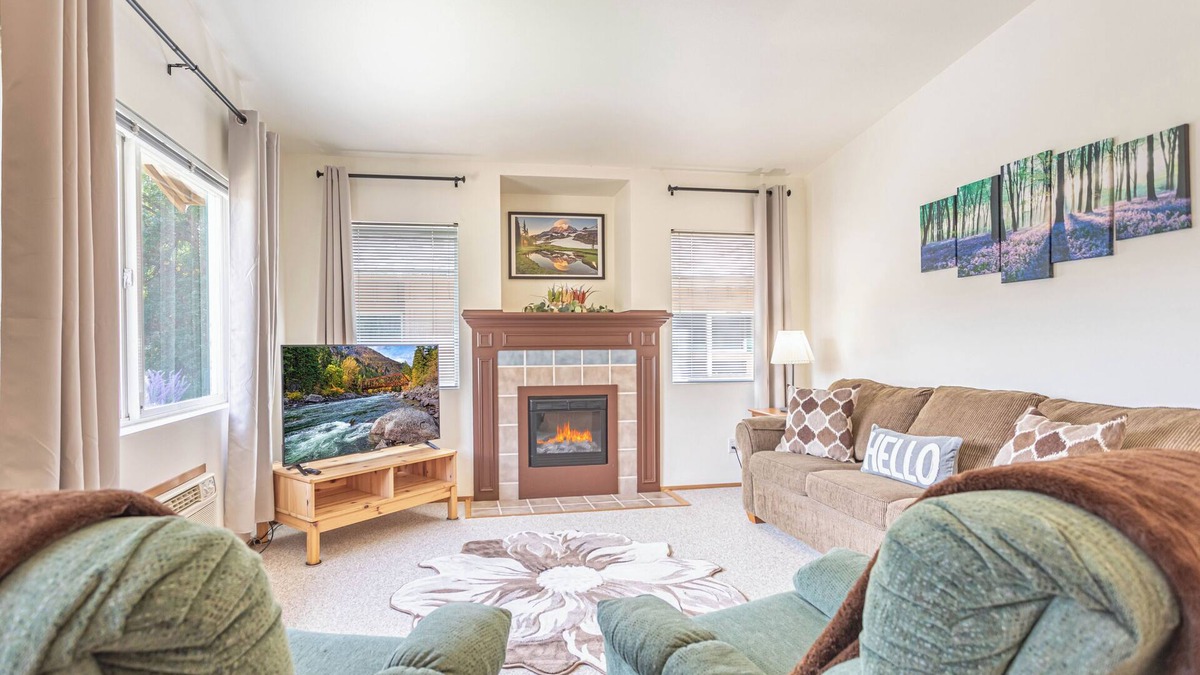 Downtown Leavenworth Condo | Walk to Xmas Lites, Gazebo, Festivities, Wine Tasting, Coaster & More!