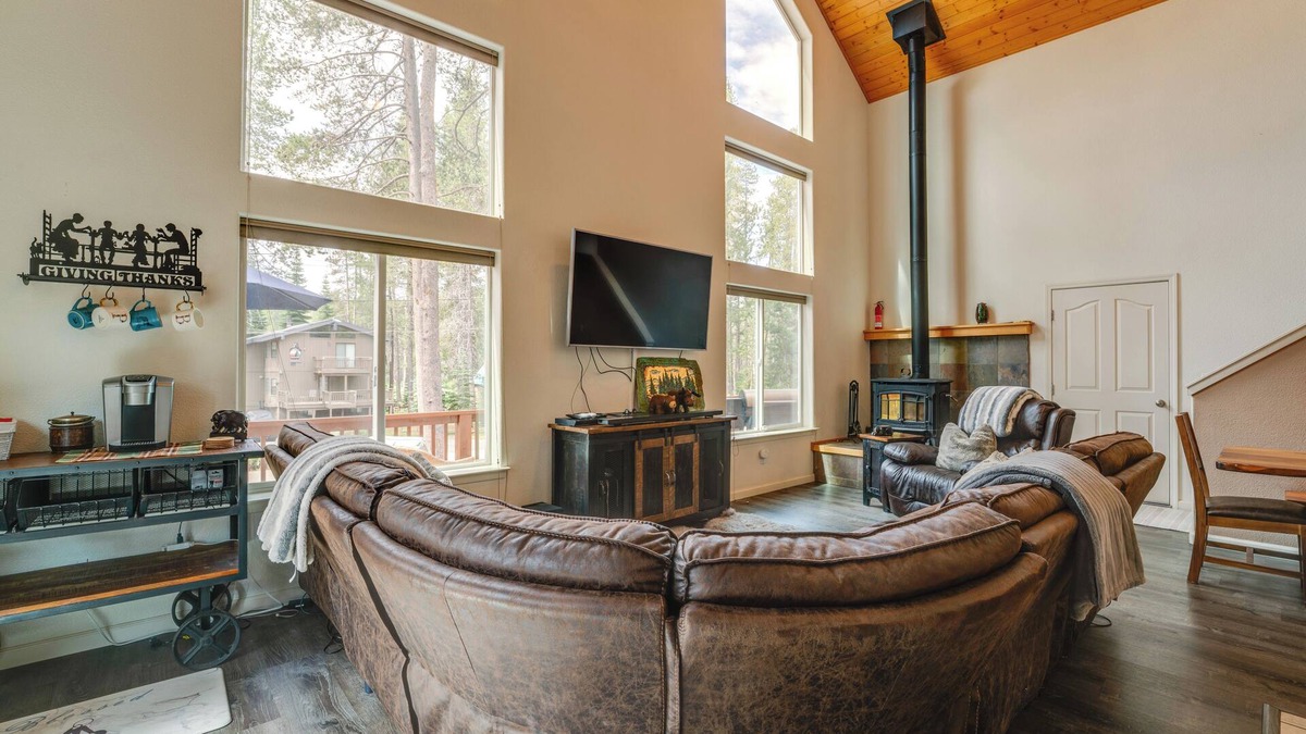 Pla-Vada Woodlands Cabin | Walk to Yuba River & Beach: Pet-Friendly Cabin