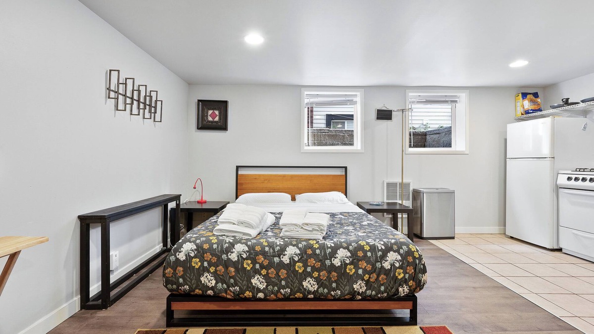 Wallingford Apartment | Walk2UW, PrivateSuite w/Bath, FREE Parking,TV, WiFi