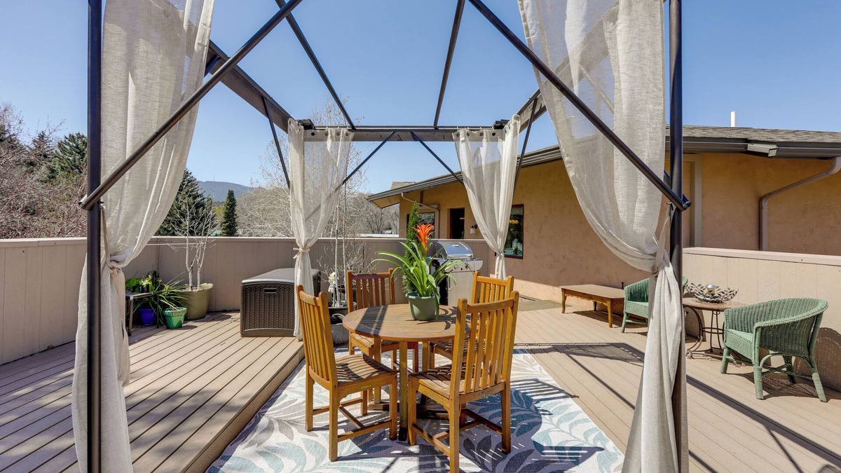 Carbondale Apartment | Walkable Apt in Carbondale: 'Luxury Artist's Loft'