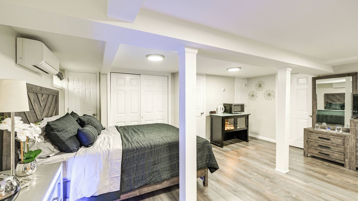 Floral Park Apartment | Walkable Elmont Studio: 19 Mi to New York City!
