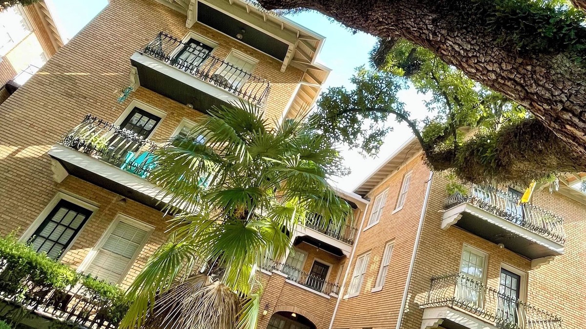 Hannon Park Condo | Walkable Midtown Condo Under the Oaks