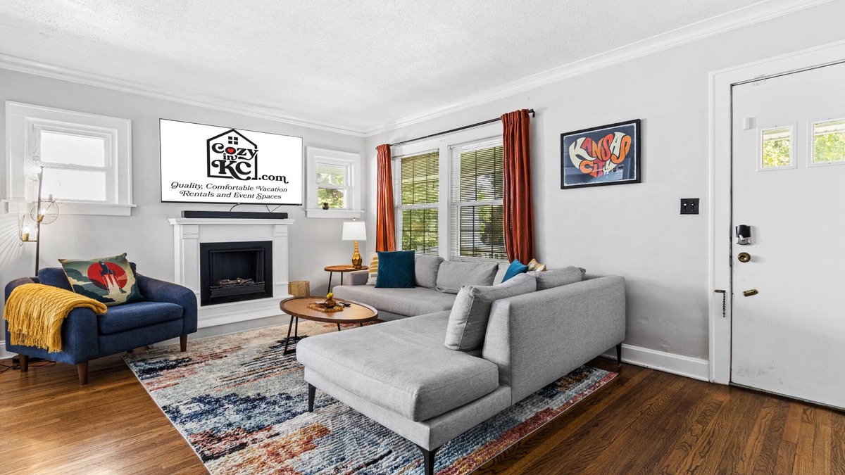 West Plaza House | Walkable Plaza Perch + Gym