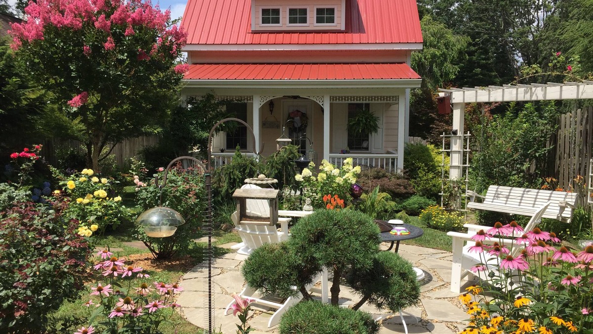 Black Mountain Cottage | walkable to downtown, lake tomahawk, swimming pool, tennis courts, golf course