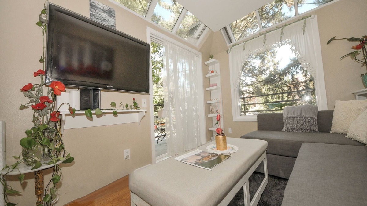 Queen Anne Condo | Walker's Paradise, charming safe, quiet,Queen Anne Hill garage parking Apt.