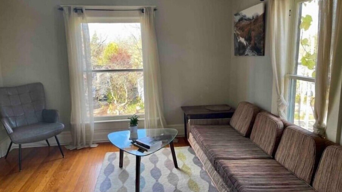 Old West Side House | “Walkers’ Paradise”-Old Westside 2nd floor Apartment in Historic House