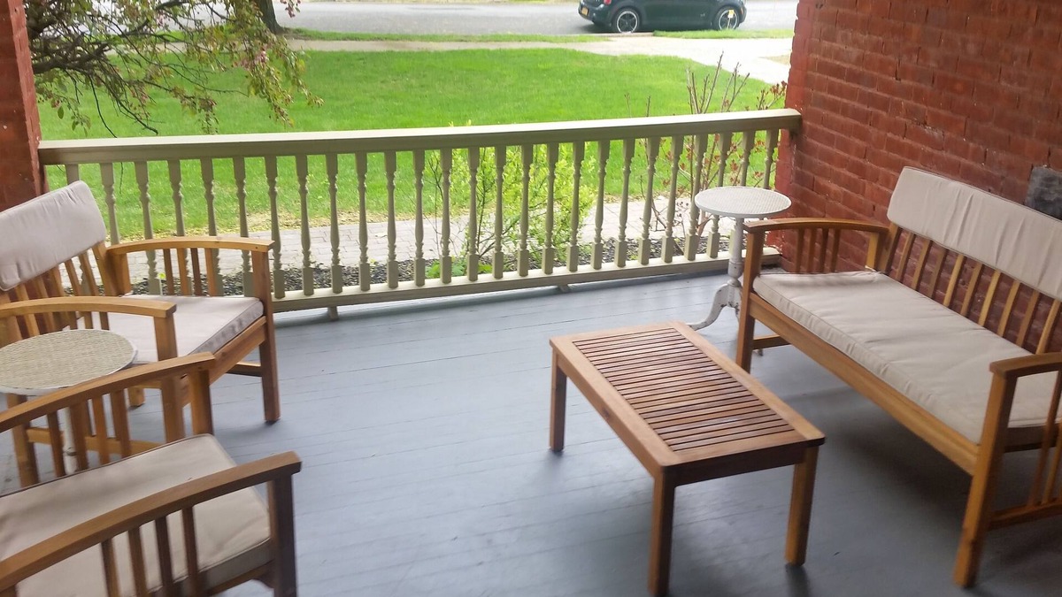 Saratoga Springs Condo | Walking distance to racetrack and Broadway