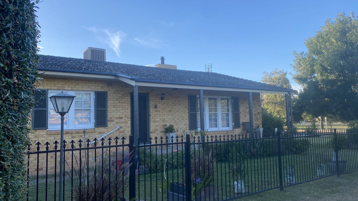 West Tamworth House | Walking distance to West Leagues Club & Golf Club 3 bedroom home, enclosed yard