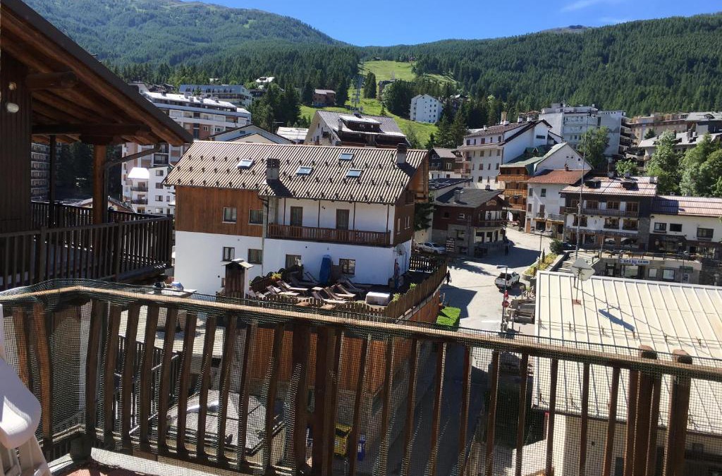 Sauze d'Oulx Apartment | Walking distance from chairlift and center-60 sq m Wi-Fi Casa Lucia